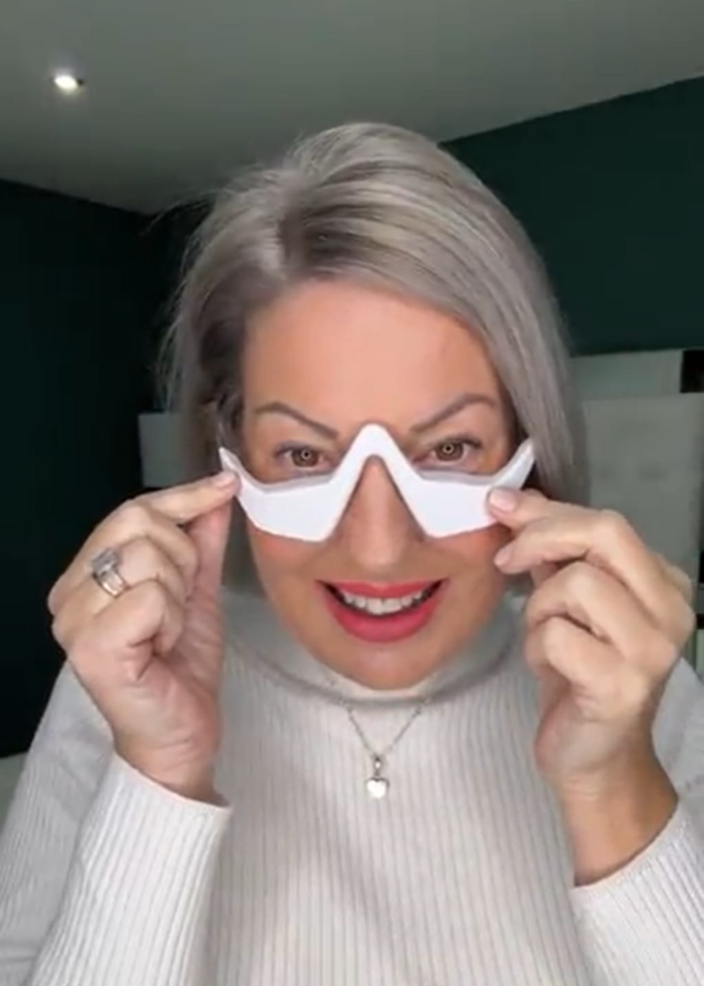 RevitalEyes® 2-in-1 Red Light Therapy + EMS To Erase Eye Bags